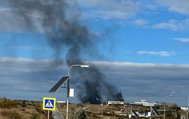 У Севастополі спалахнула пожежа після атак БПЛА на Чорноморський флот - соцмережі