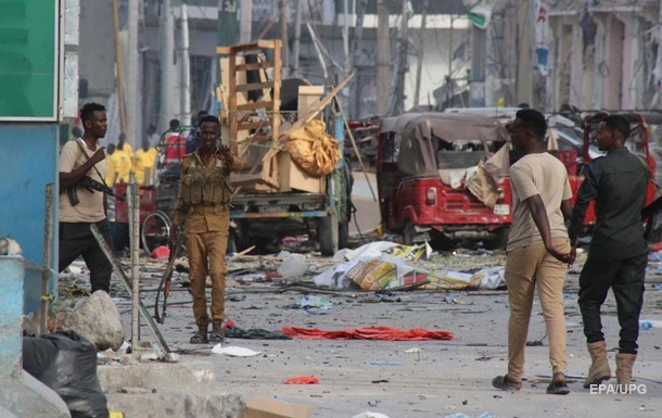 В столице Сомали жертвами терактов стали 100 человек