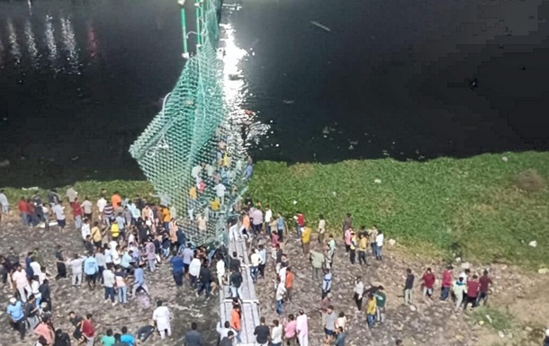 Появилось видео обрушения моста в Индии