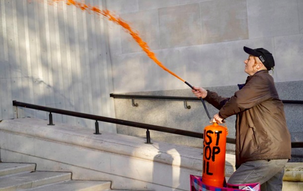 Екоактивісти пофарбували вулиці Лондона у помаранчевий колір