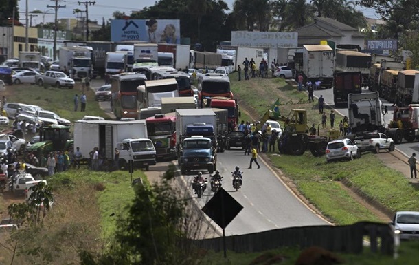У Бразилії прихильники Болсонару заблокували автодороги