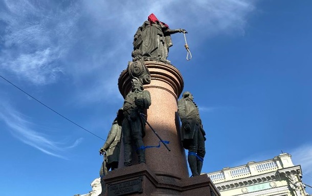 В Одессе одели колпак палача на памятник Екатерине II