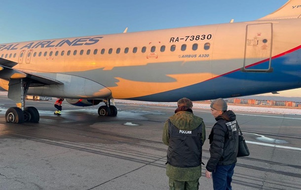 В аэропорту Иркутска аварийно сел самолет А-320
