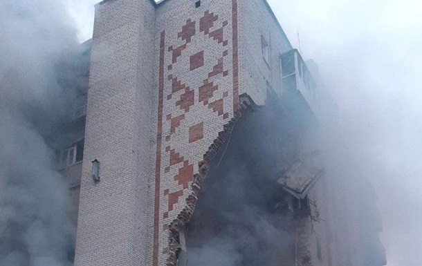 У Лимані через обстріл окупантів зруйновано дев ятиповерховий будинок
