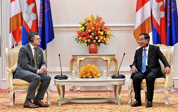 Глава МИД Украины впервые прибыл в Камбоджу