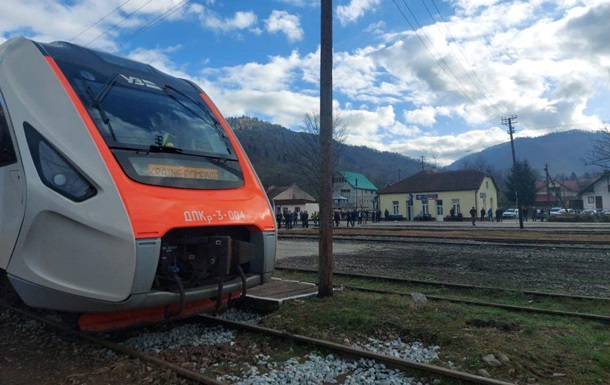 В Карпатах по восстановленной железной дороге прошел первый поезд в Румынию