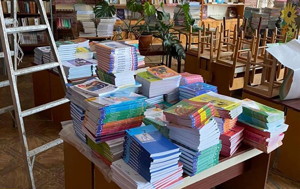 Half a thousand Russian textbooks were found in a school near Izyum