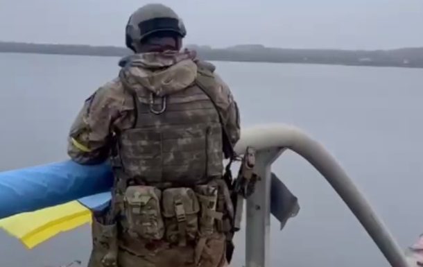 Над Антоновским мостом подняли украинский флаг