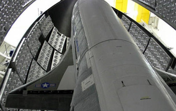 Корабель Boeing X-37B провів на орбіті рекордні 908 днів