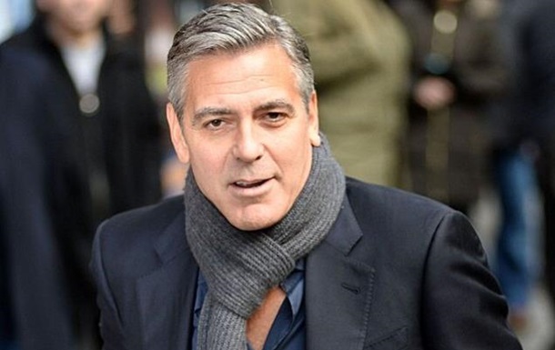 Джордж Клуні постав на публіці у порваному халаті