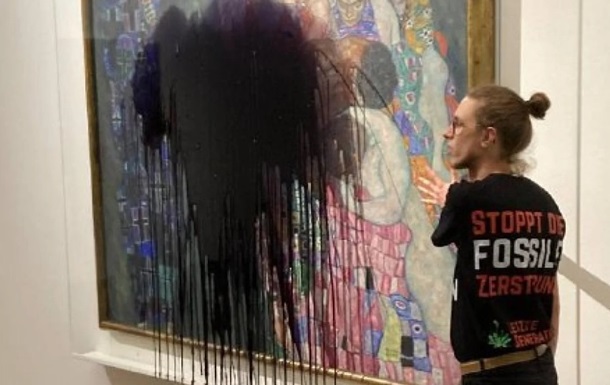 Экоактивисты облили краской картину австрийского художника Густава Климта