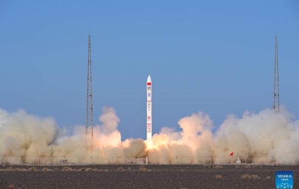 Китайська ракета-носій вивела на орбіту одразу п ять супутників