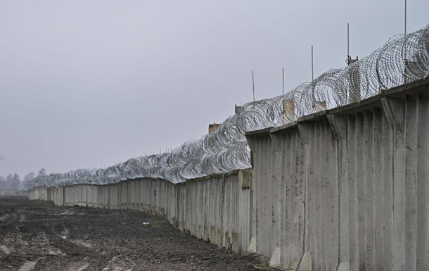 Між нами - стіна: яку споруду зводять на кордоні з Білоруссю