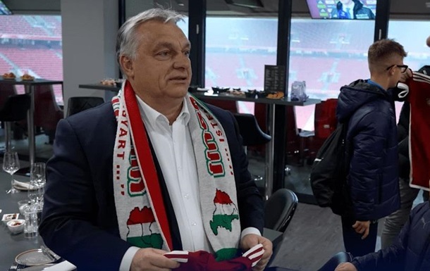 В Австрії потролили Орбана за шарф із мапою