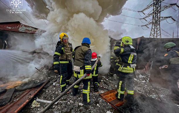 Рятувальники ліквідовують наслідки ворожих обстрілів у Києві