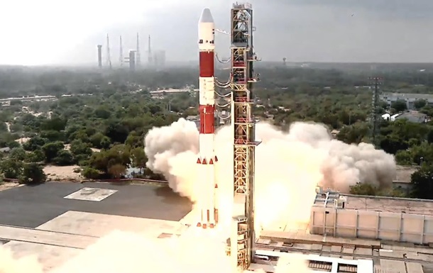 Індія запустила ракету із дев ятьма супутниками