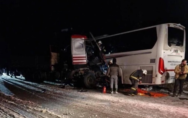 Автобус с украинскими военными попал в ДТП на границе Латвии и Эстонии