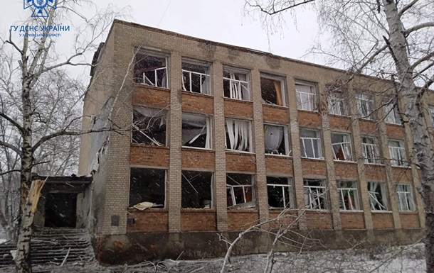 Окупанти на Харківщині обстріляли житлові будинки та школу