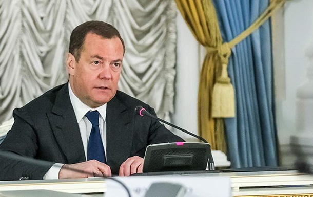 Медведев прокомментировал планы Подоляка выйти в эфир из Ялты