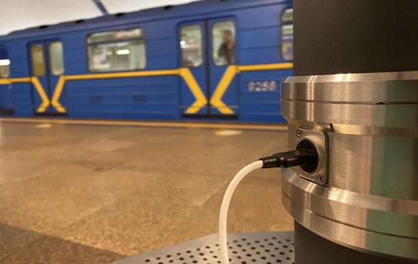В метро Киева 19 станций оборудовали точками с USB-зарядками