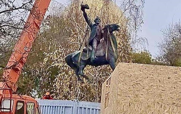 В Измаиле снесли памятник полководцу Суворову
