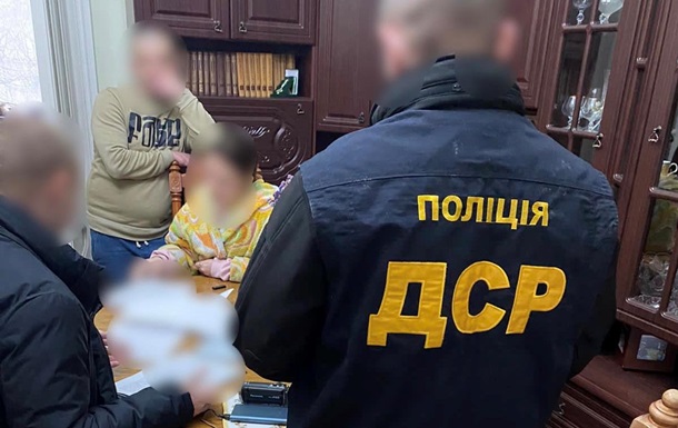На Буковині чиновниця допомогла 50 ухилянтам втекти з України