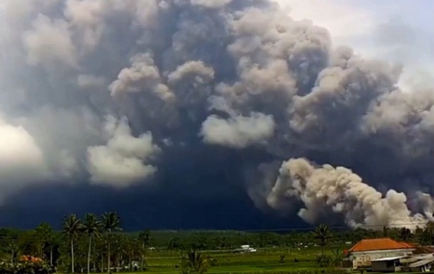 В Індонезії відбулося виверження вулкана