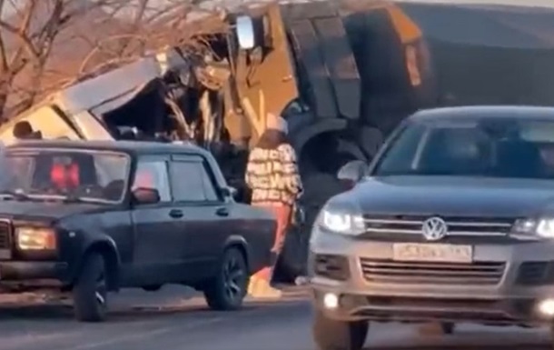 В  ДНР  грузовик оккупантов врезался в маршрутку: 16 погибших