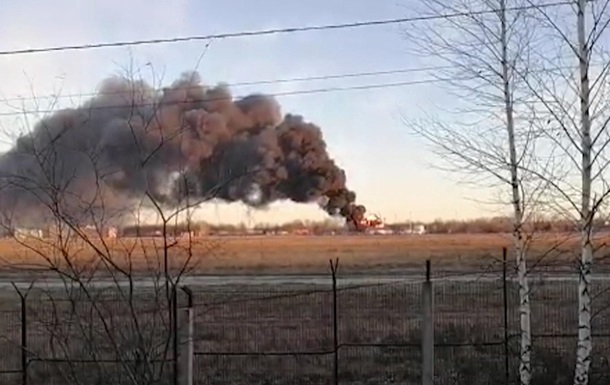Россияне больше суток тушили пожар на аэродроме в Курске