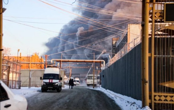 В российском Барнауле горит шинный завод
