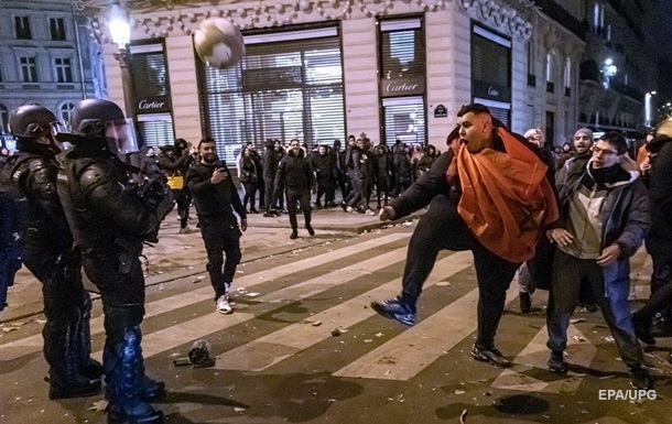 У Парижі футбольні фанати зіткнулися з поліцією