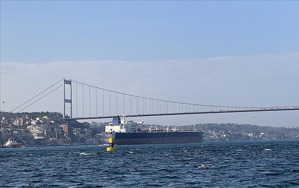 Туреччина почала пропускати танкери через Босфор