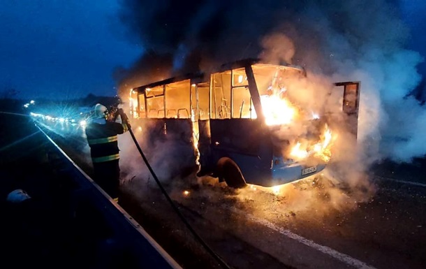 На Закарпатье на дороге сгорел рейсовый автобус