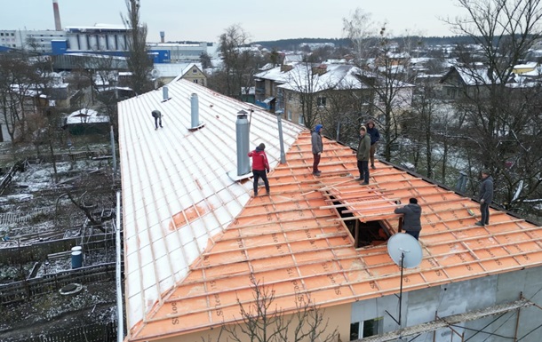 Глава Киевской ОВА показал ремонт крыш в Гостомеле