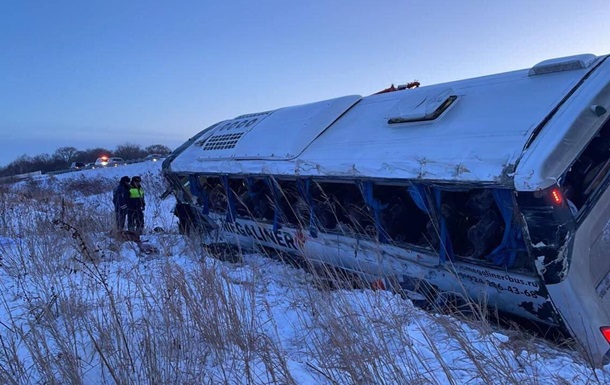 В России перевернулся автобус с рабочими, много жертв