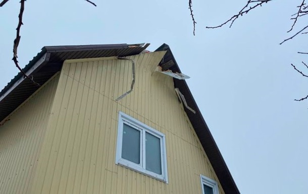 На Київщині уламки ракети впали на житлові будинки