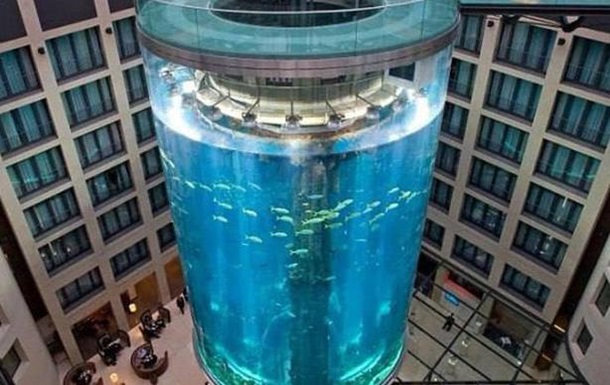 У Берліні лопнув акваріум із мільйоном літрів води