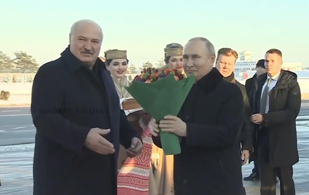 Лукашенко зустрів Путіна з букетом та короваєм