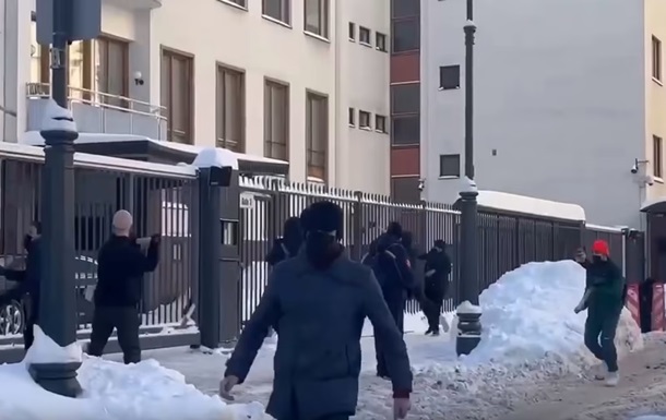 Посольство Финляндии в Москве  забросали  кувалдами 