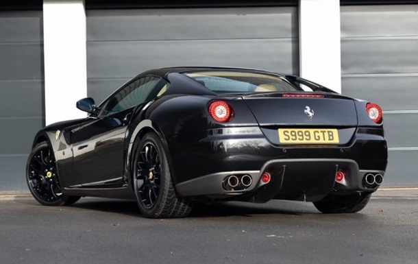 Ексклюзивний Ferrari знаменитого співака продали за рекордно низькою ціною
