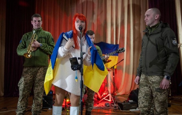 Вагітна Тарабарова дала концерт для українських військовослужбовців