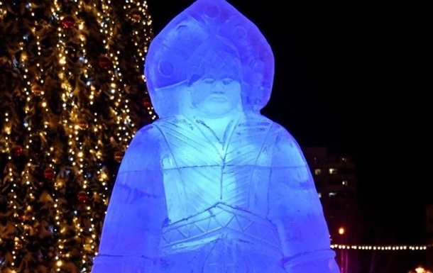 Дочка Чингісхана: у Росії встановили дивну фігуру Снігуроньки