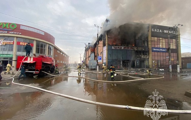 На Кубани загорелся крупный торговый центр