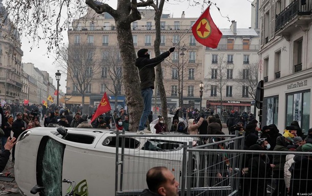 У Парижі знову відбулися сутички між курдами і поліцією
