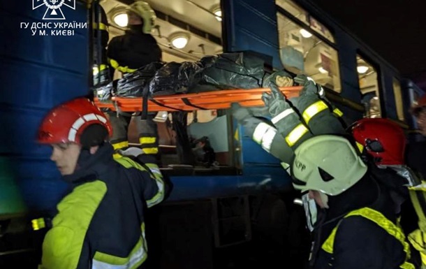 Попавший на рельсы киевского метро мужчина погиб