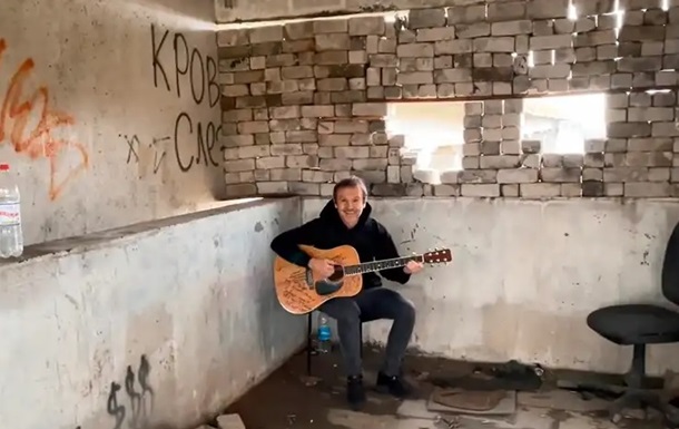 Святослав Вакарчук заспівав на зруйнованому Антонівському мості у Херсоні