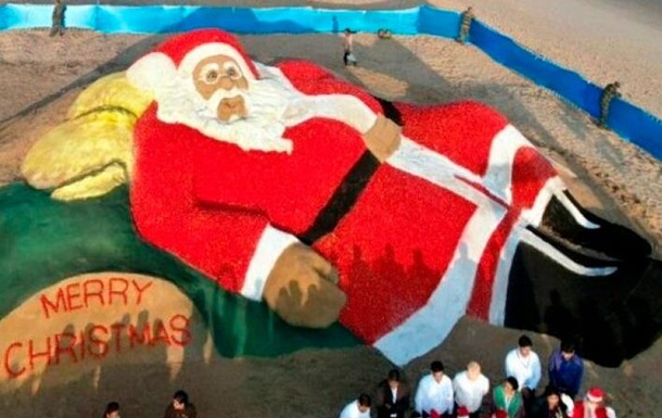 В Індії створили Санта-Клауса з піску та помідорів