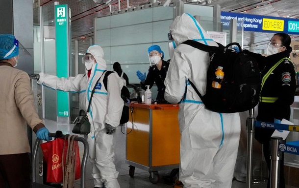Китай послаблює коронавірусні обмеження для подорожніх