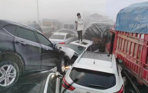 У Китаї через туман зіткнулися сотні машин