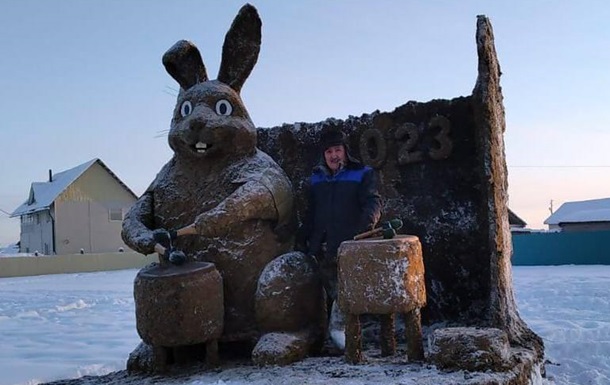 Якутський скульптор створив фігуру зайця з гною